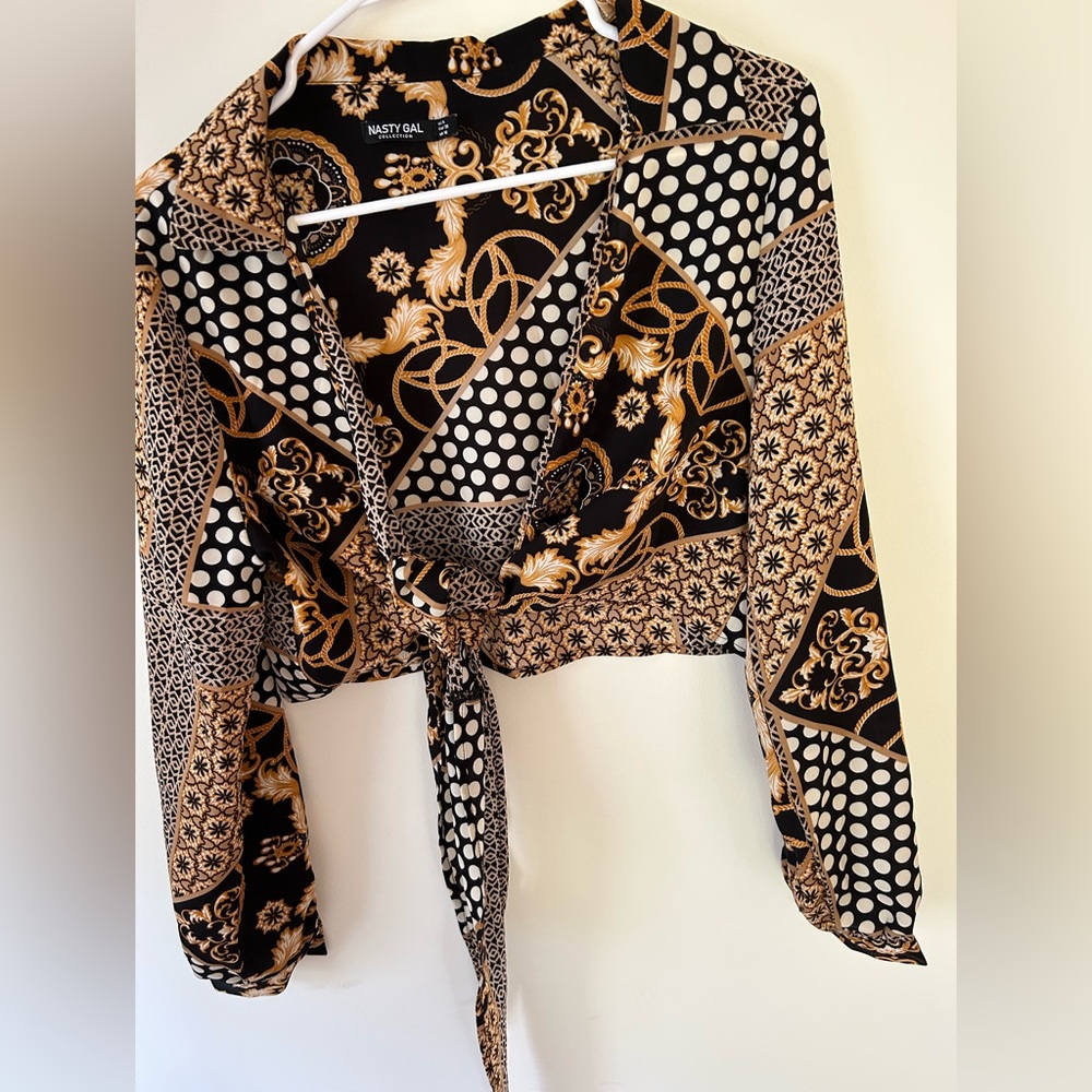Wrap around Top. Black, gold, wraps to give slimming look, cropped. Size 6